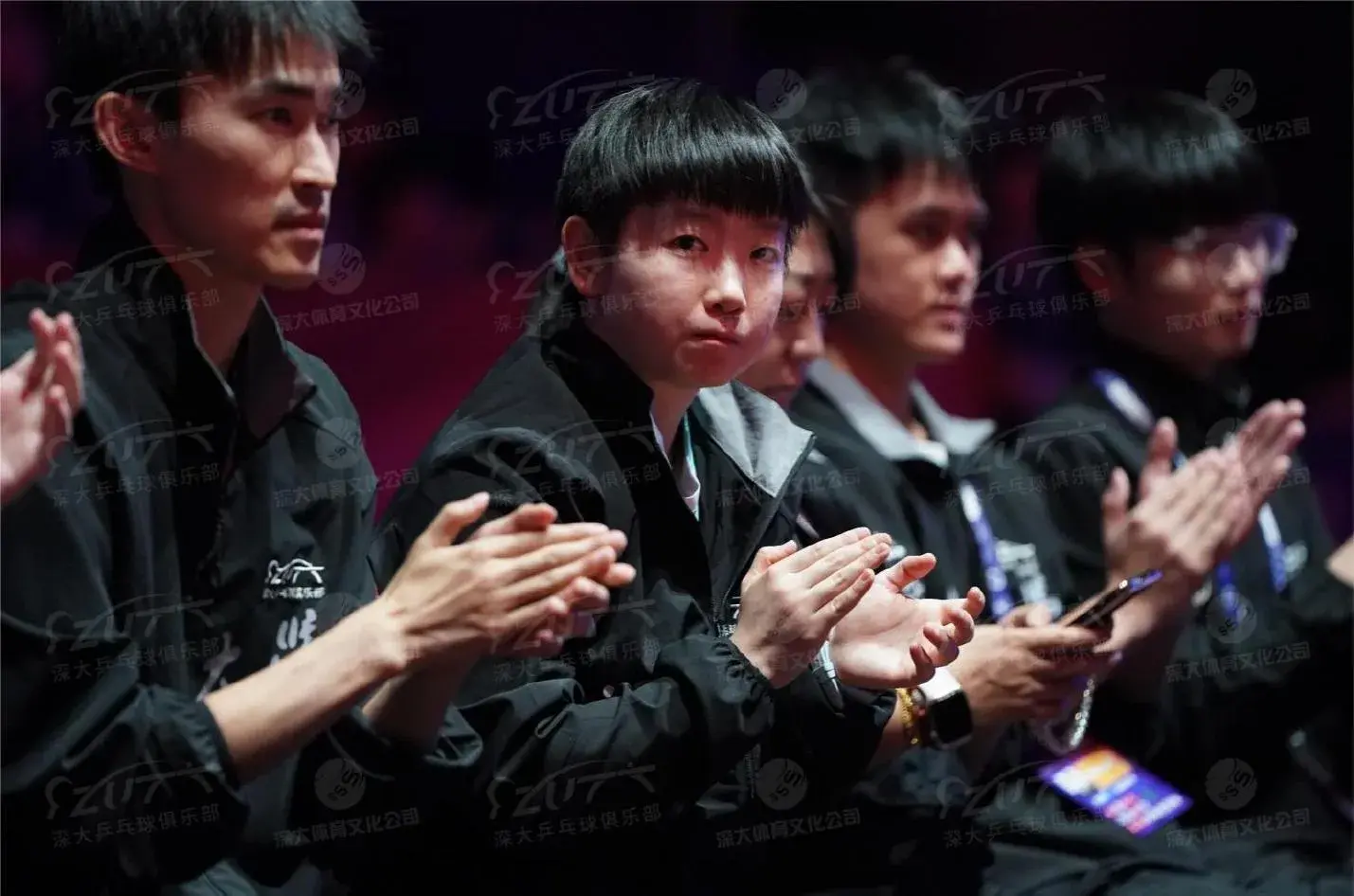 边教练席给, stron